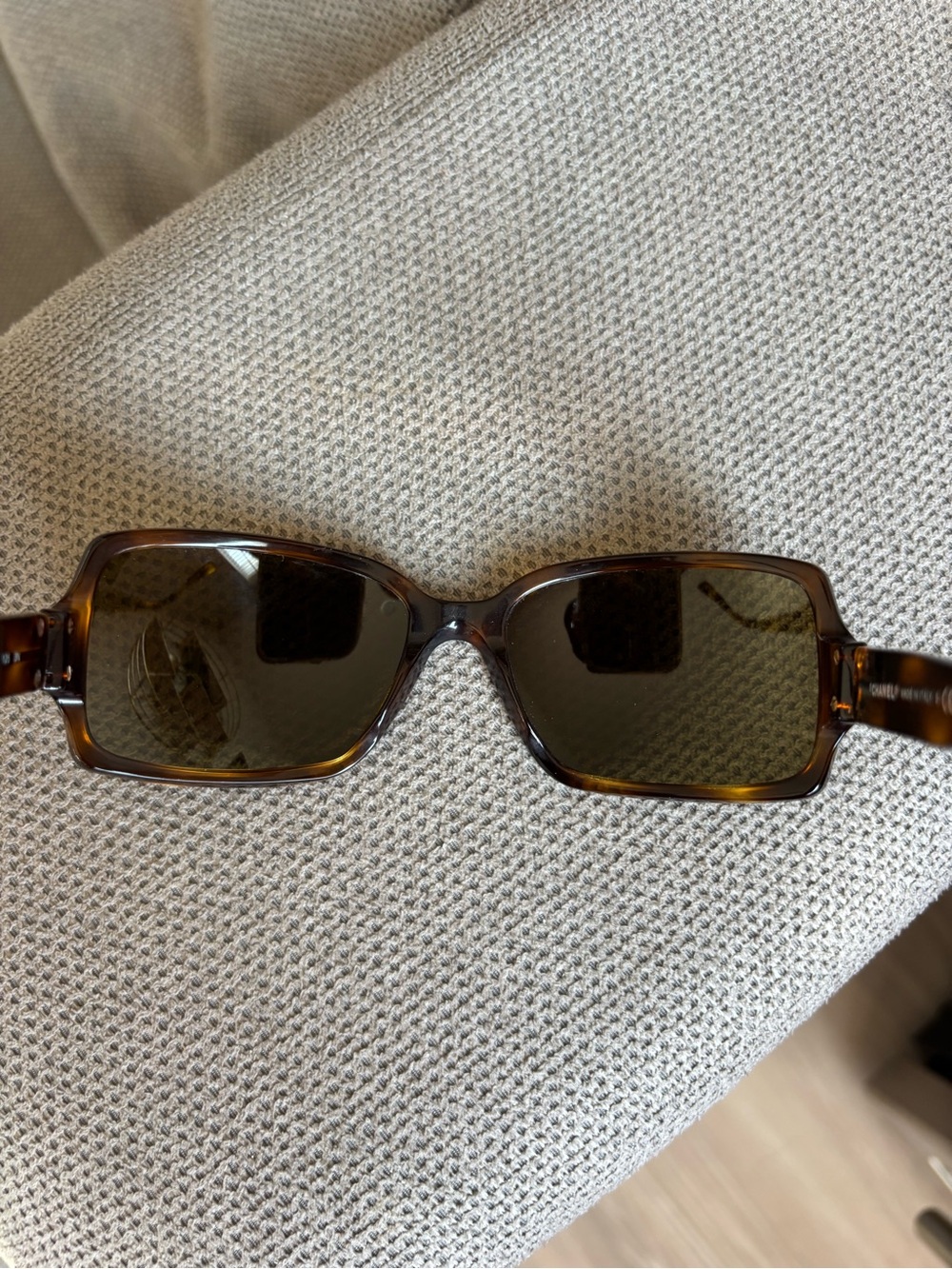 CHANEL Tortoiseshell Sunglasses with Gold CC Logo - Picture 5 of 8